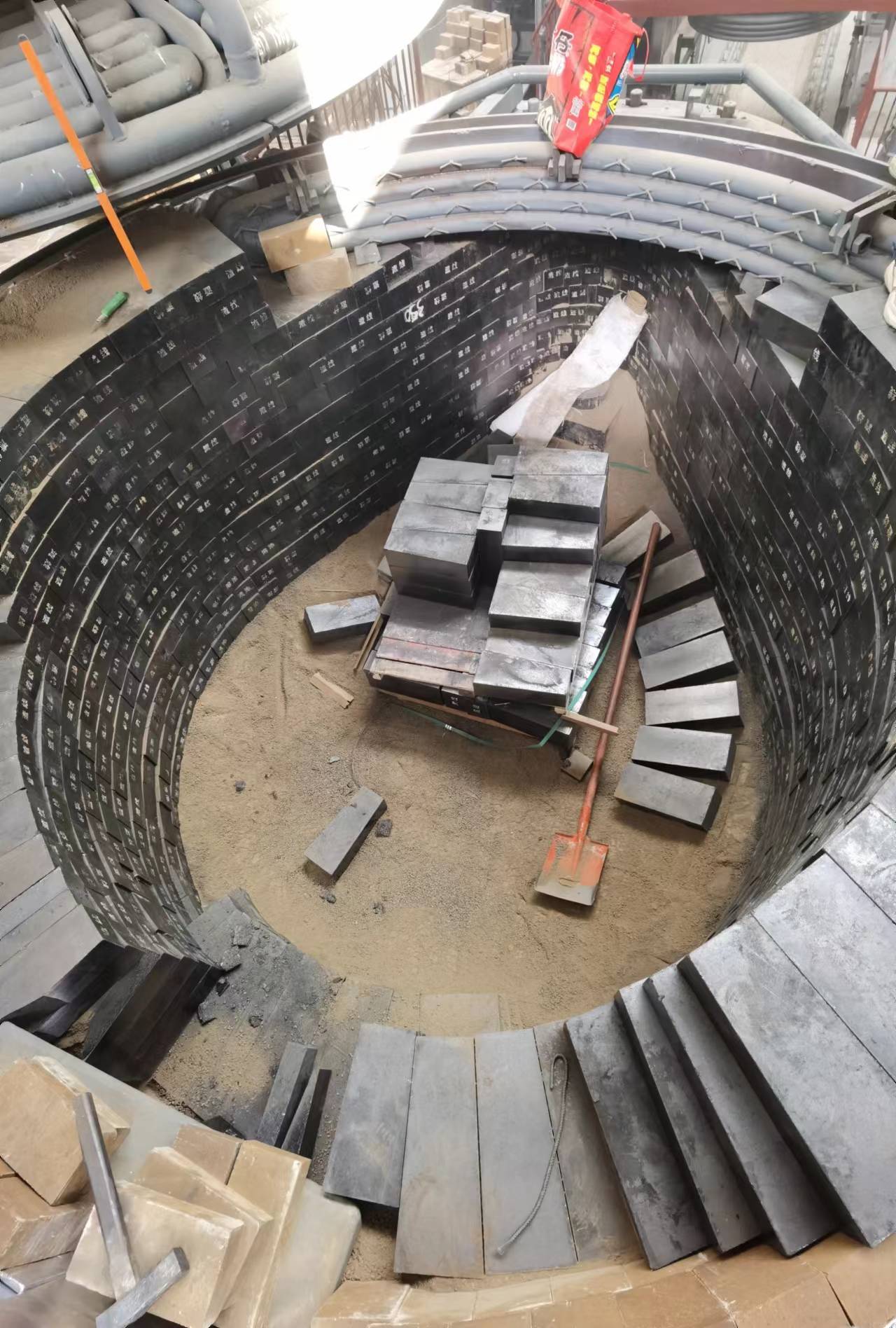 15T電弧煉鋼爐砌筑現(xiàn)場